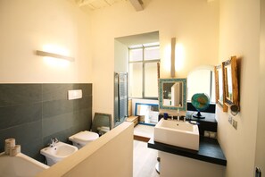 Bathtub, hair dryer, bidet, towels