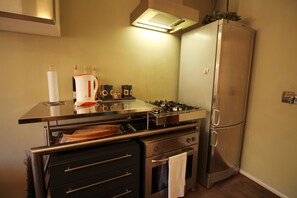Een koelkast, een oven, een kookplaat, een vaatwasser