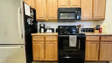 Kylskåp, mikrovågsugn, ugn och spishäll