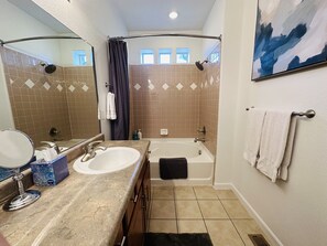 Duschwanne, Haartrockner, Handtücher, Seife