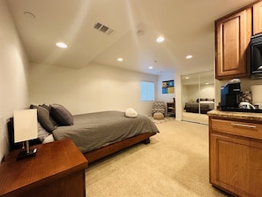 3 habitaciones, escritorio, tabla de planchar con plancha y wifi gratis 