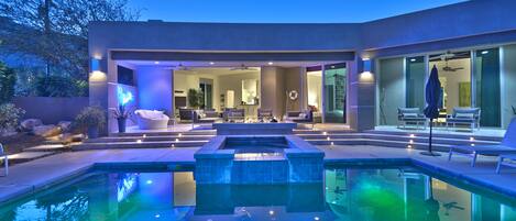 Alberca al aire libre y alberca climatizada