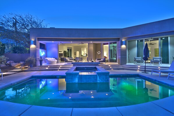 Alberca al aire libre y alberca climatizada