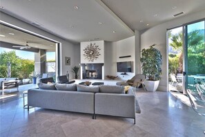 Smart TV, chimenea, reproductor de DVD y libros 