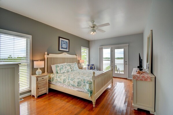 4 bedrooms, WiFi, bed sheets - Enjoy a soundfront escape at Sounds Right, a spacious 4-bedroom home in North Topsail Beach. (Sneads Ferry)