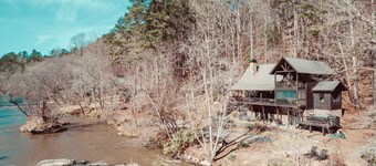 River Rock Mountain Chalet on Coosawattee River / HotTub / Fire-pit / Riverside