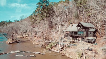 River Rock Mountain Chalet on Coosawattee River / HotTub / Fire-pit / Riverside