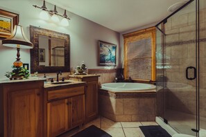 Badewanne, Haartrockner, Handtücher, Seife