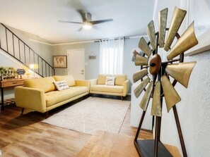 TV - Upscale Townhouse Heart of SA's medical Center (San Antonio)