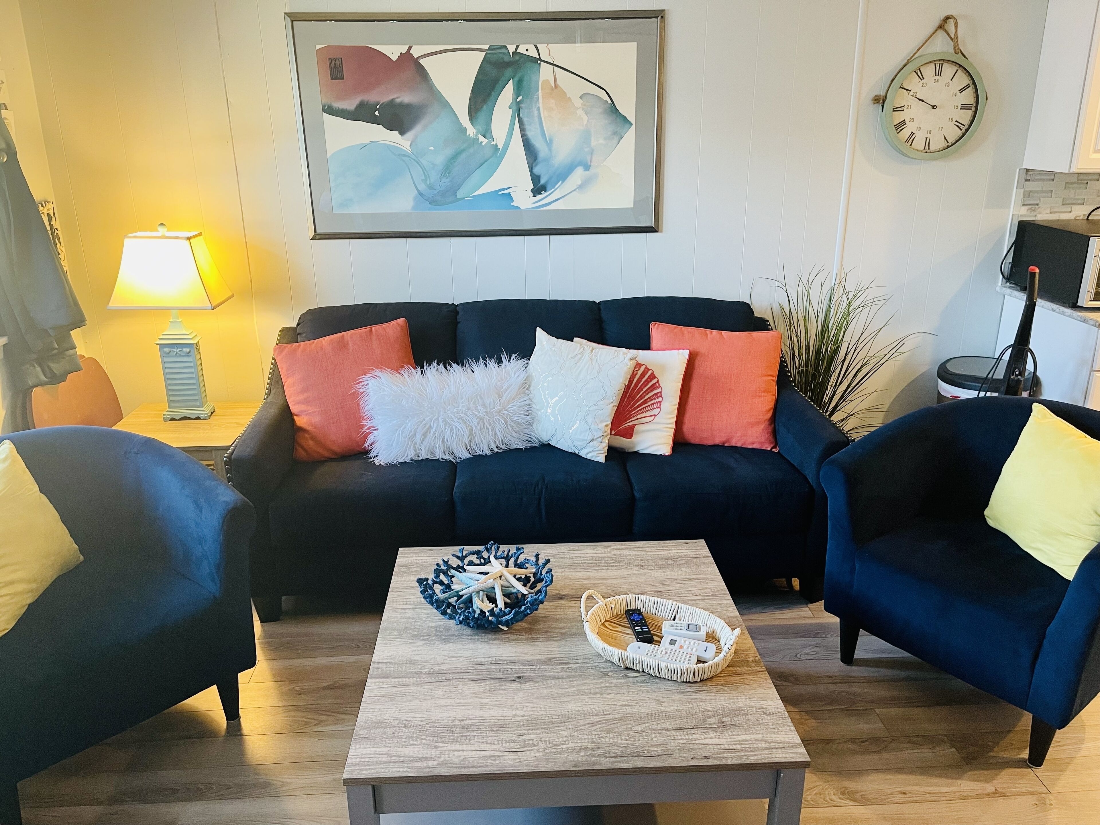 Newly remodeled Condo w/ pool/parking! Walk to beach/boardwalk/restaurants, etc.