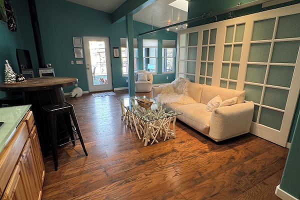 Una Smart TV, una chimenea, una impresora