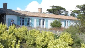 A traditional house with a tiled roof, blue shutters, and a chimney. - House / Villa - Jard Sur Mer (Saint-Vincent-Sur-Jard)