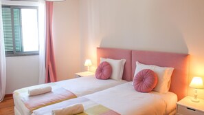 4 chambres, fer et planche à repasser, lit de bébé portatif