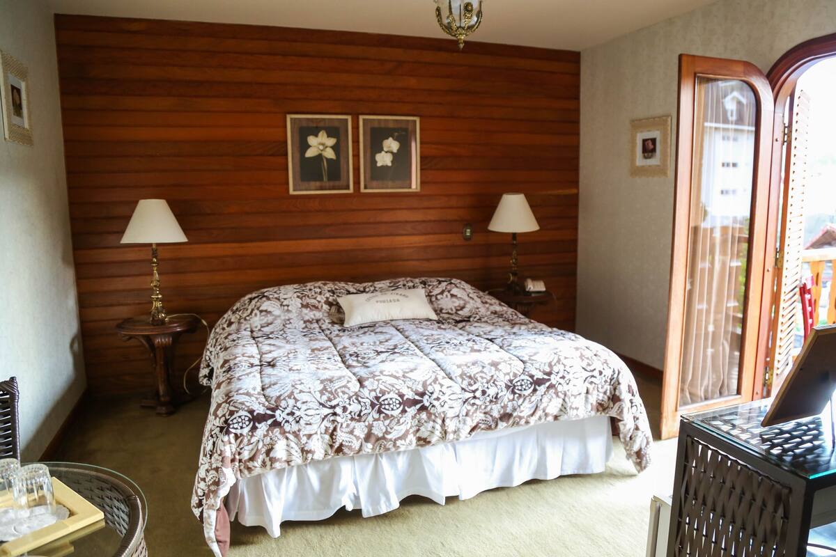Quarto casal luxo | Frigobar, ferros/tábuas de passar roupa, berços grátis