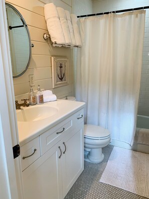 Combined shower/bathtub, towels
