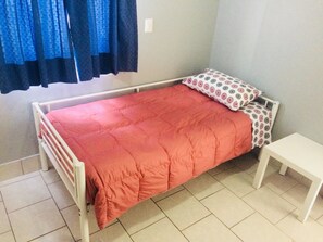 Quarto casal, 2 camas de solteiro | Wi-Fi de cortesia, roupa de cama