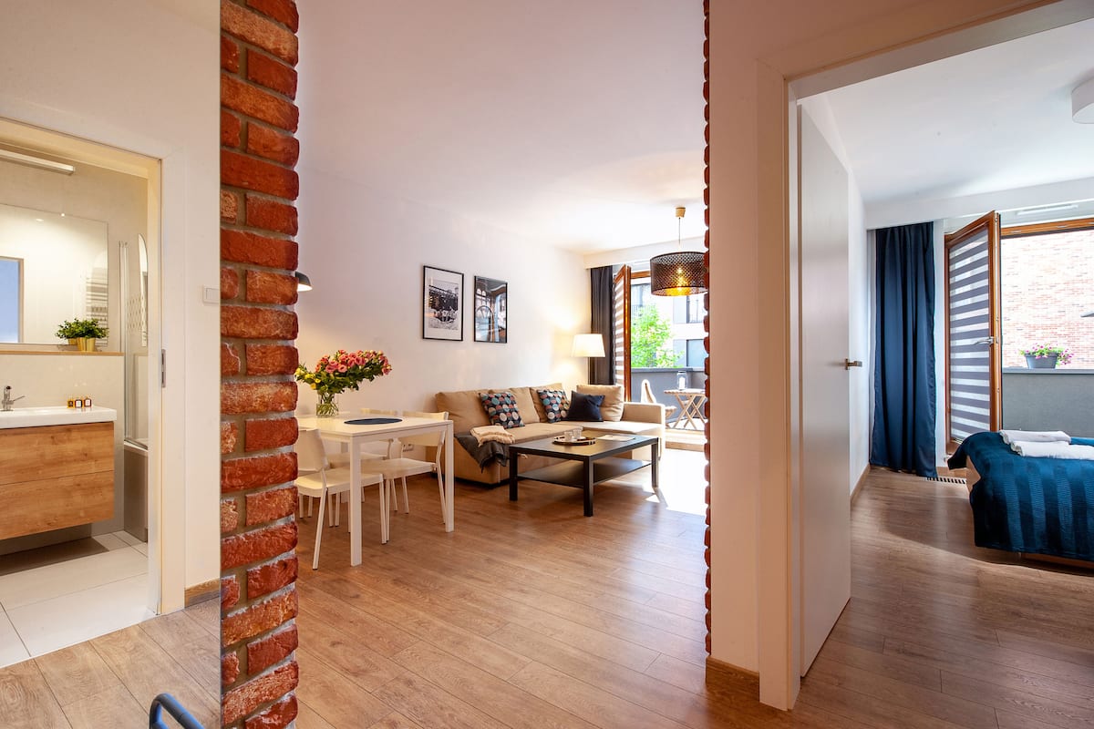 Una sala de estar moderna con sofá, mesa de centro y comedor.