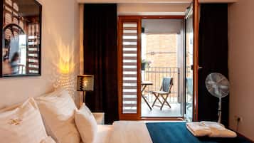Departamento superior, 2 habitaciones, balcón | Ropa de cama de alta calidad y caja de seguridad en la habitación