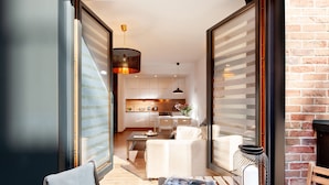 Een modern interieur met een eethoek, keuken en zithoek.