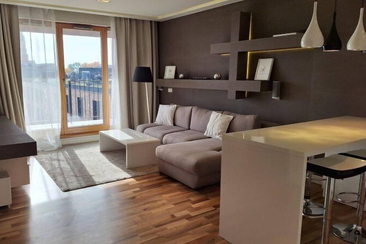 Ropa de cama de alta calidad y caja de seguridad en la habitación 