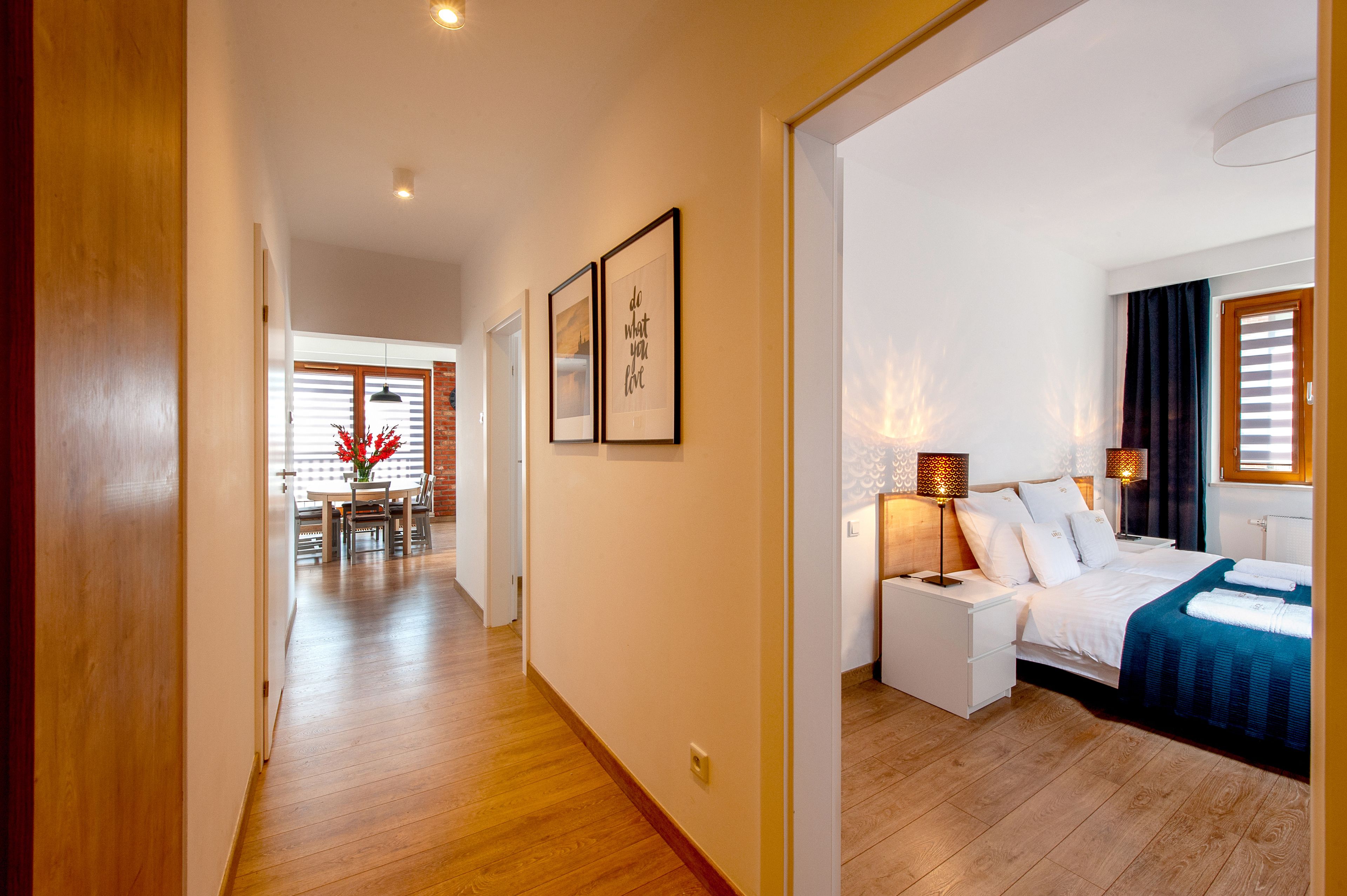 Une chambre d’hôtel avec un lit, des tables de chevet et une vue sur la salle à manger.