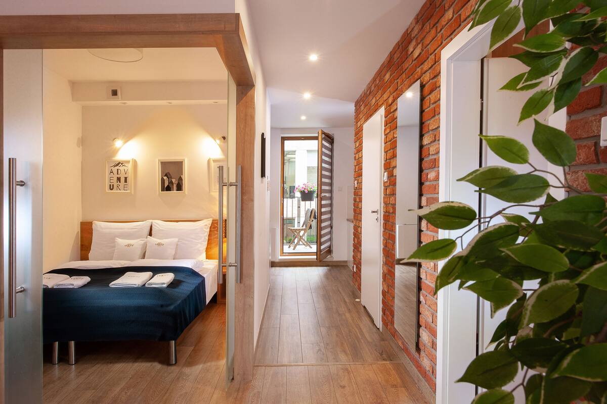 Ropa de cama de alta calidad y caja de seguridad en la habitación 