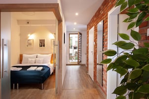 Apartamento superior, 2 quartos, sacada | Roupas de cama premium, cofres nos quartos, quartos à prova de som