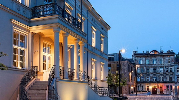 Een historisch gebouw met een statig portaal, een wenteltrap en een kinderafdeling.