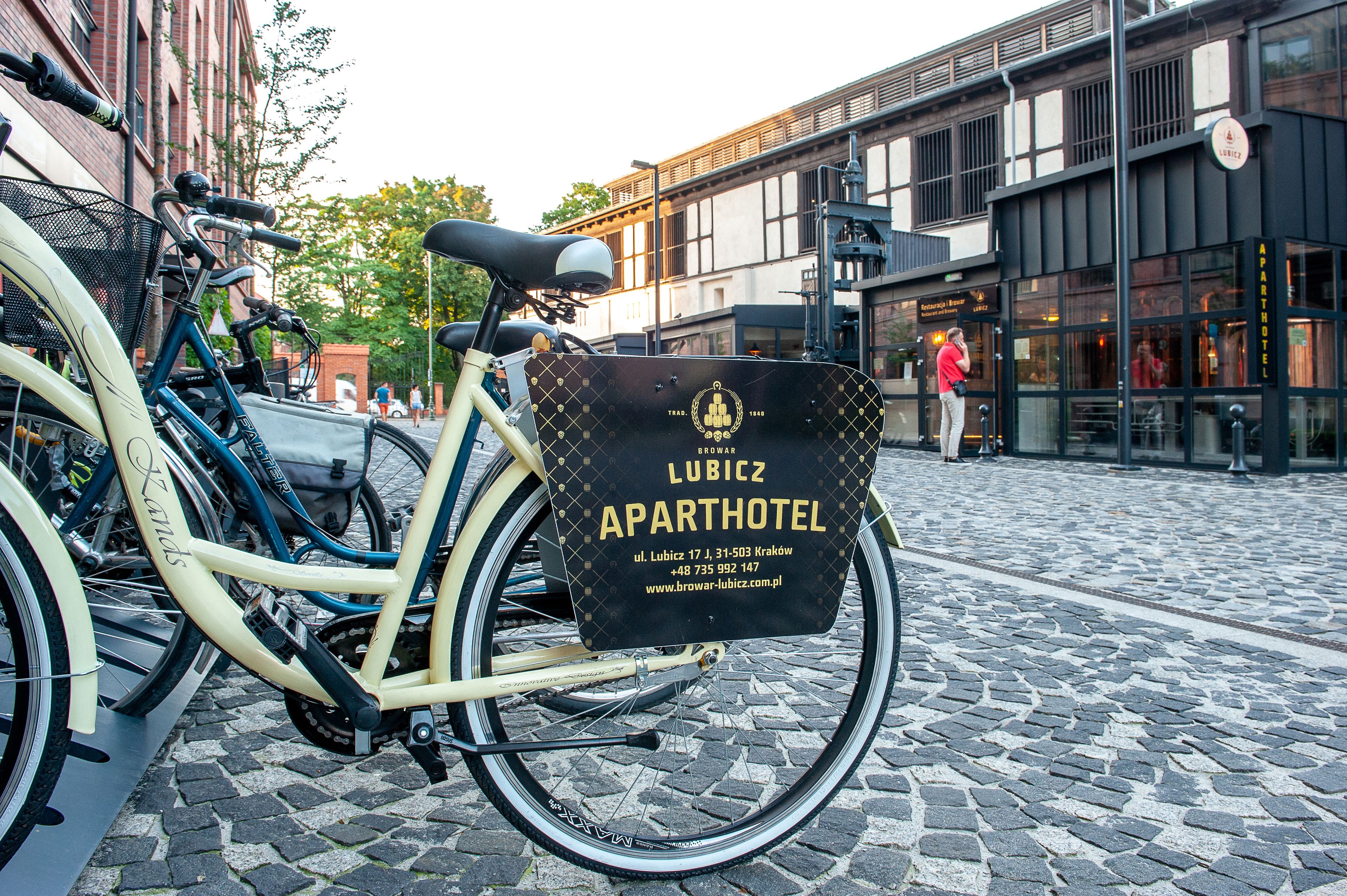 En cykel med ett bagageställ monterat baktill, parkerad på en kullerstensgata.
