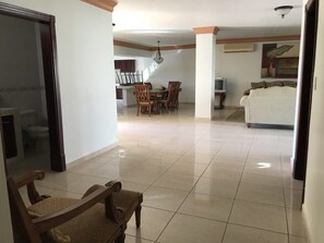 Casa, 3 habitaciones, alberca privada, en el área del patio | Área de sala de estar | Televisión de pantalla plana