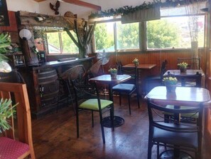 Café da manhã continental todos os dias (USD 7 por pessoa)