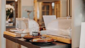 Petit déjeuner buffet (14 EUR par personne)