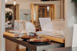 Petit déjeuner buffet servi tous les jours en supplément