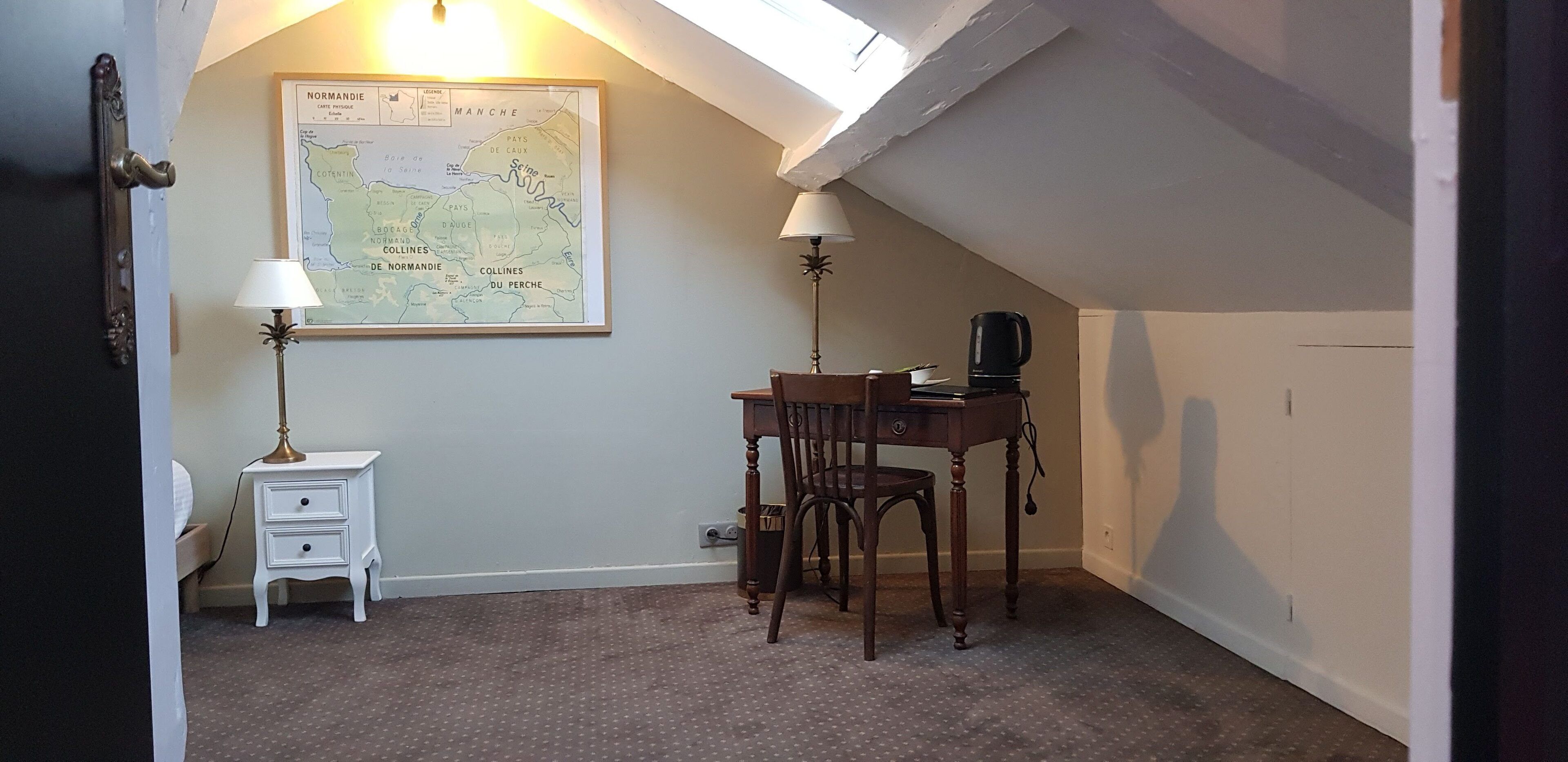 small attic room | 2 bedrooms, premium bedding, soundproofing, free wifi