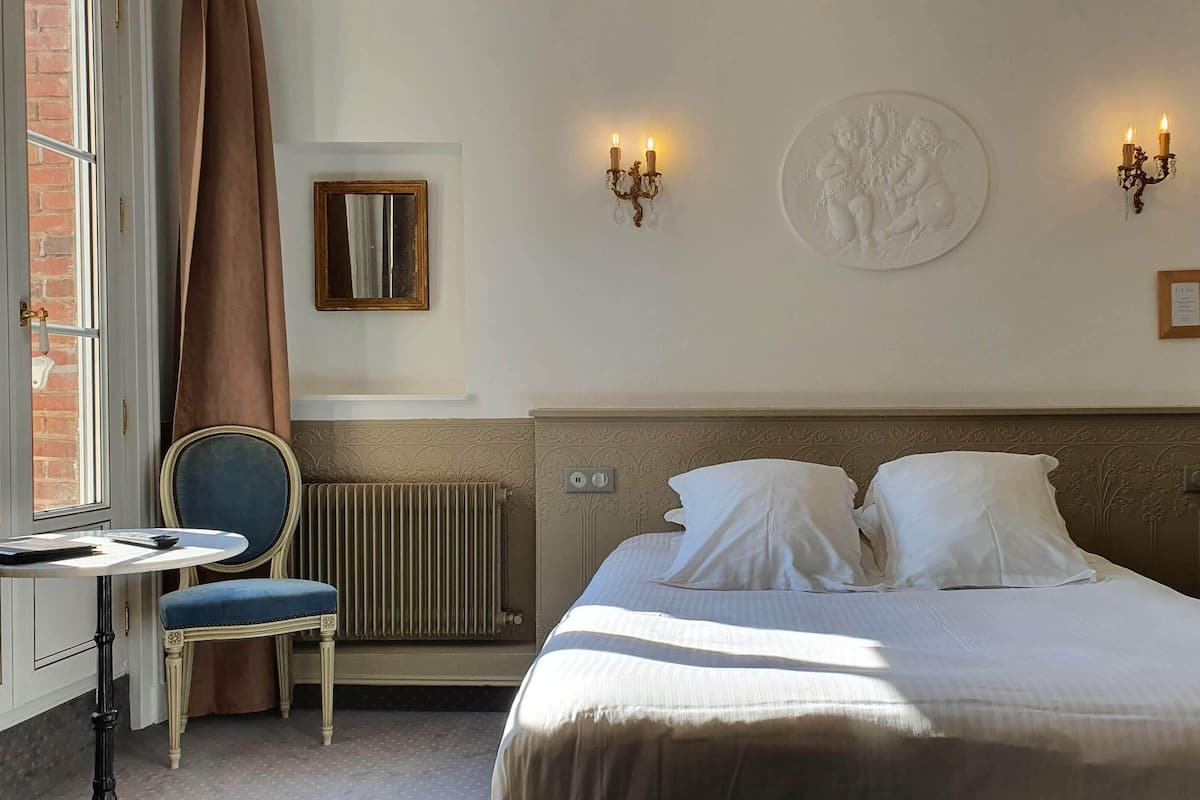 2 bedrooms, premium bedding, soundproofing, free WiFi