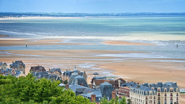 A coastal town with historic buildings and a wide sandy beach. - Les Cabines (Houlgate)