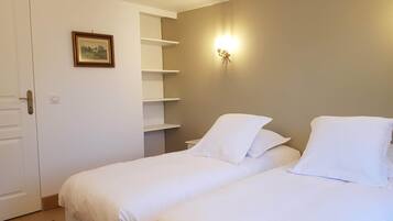 Townhome | 2 bedrooms, premium bedding, soundproofing, free WiFi