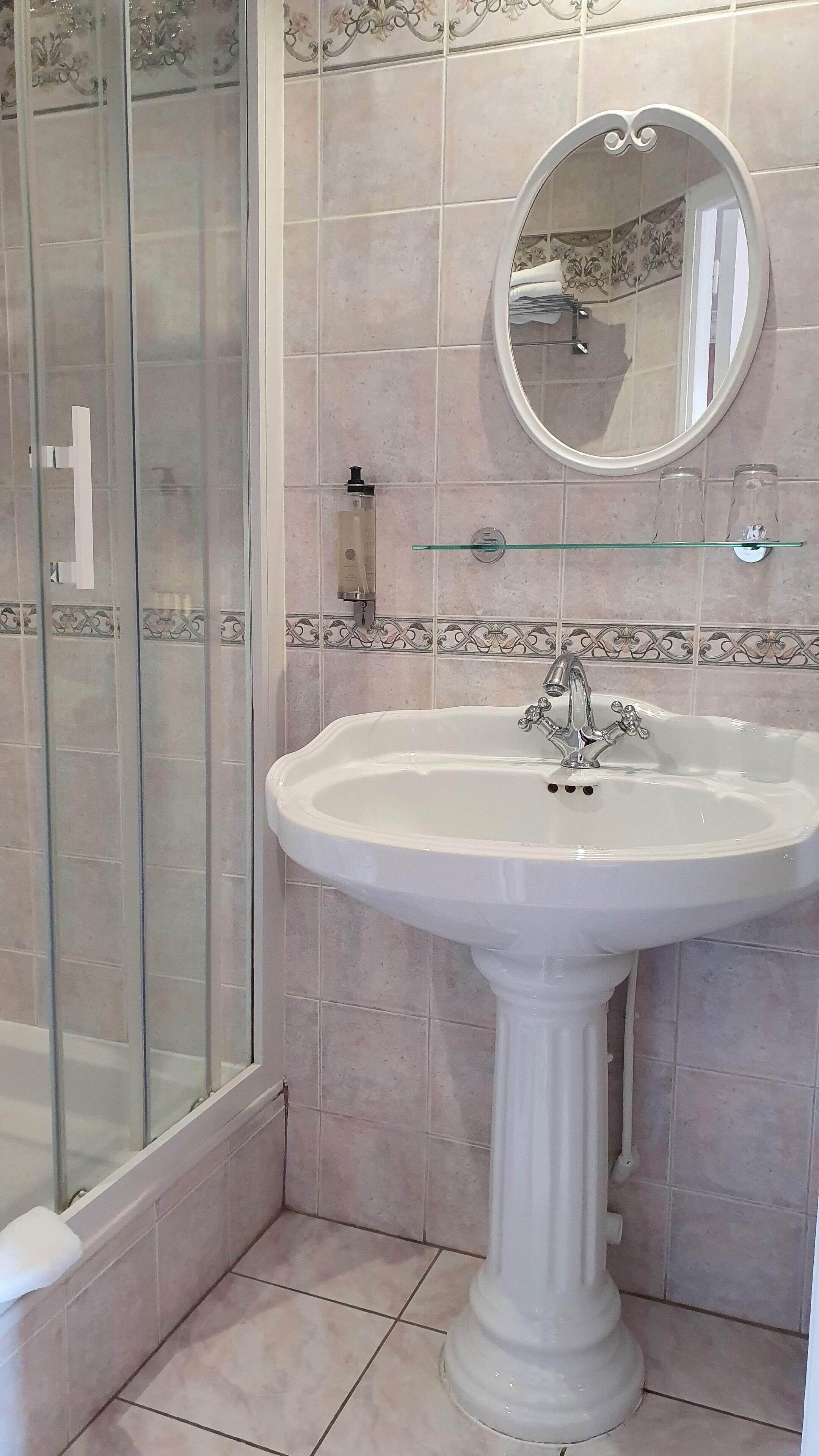 superior double or twin room, 3 bedrooms (bathtub or shower) | bathroom | eco-friendly toiletries, hair dryer, towels, soap