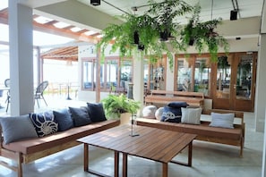 Outdoor dining - Tamarina Bed and Beyond (Koh Samui)