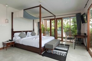 A bedroom with a four-poster bed, a desk, and a chair. - Tamarina Bed and Beyond (Koh Samui)