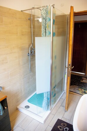 Dusche, Haartrockner, Handtücher