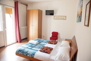 Standard Triple Room, Multiple Beds, Shared Bathroom, Park View | Down duvets, minibar, desk, laptop workspace - Ca' Concordia Venice (Mestre)