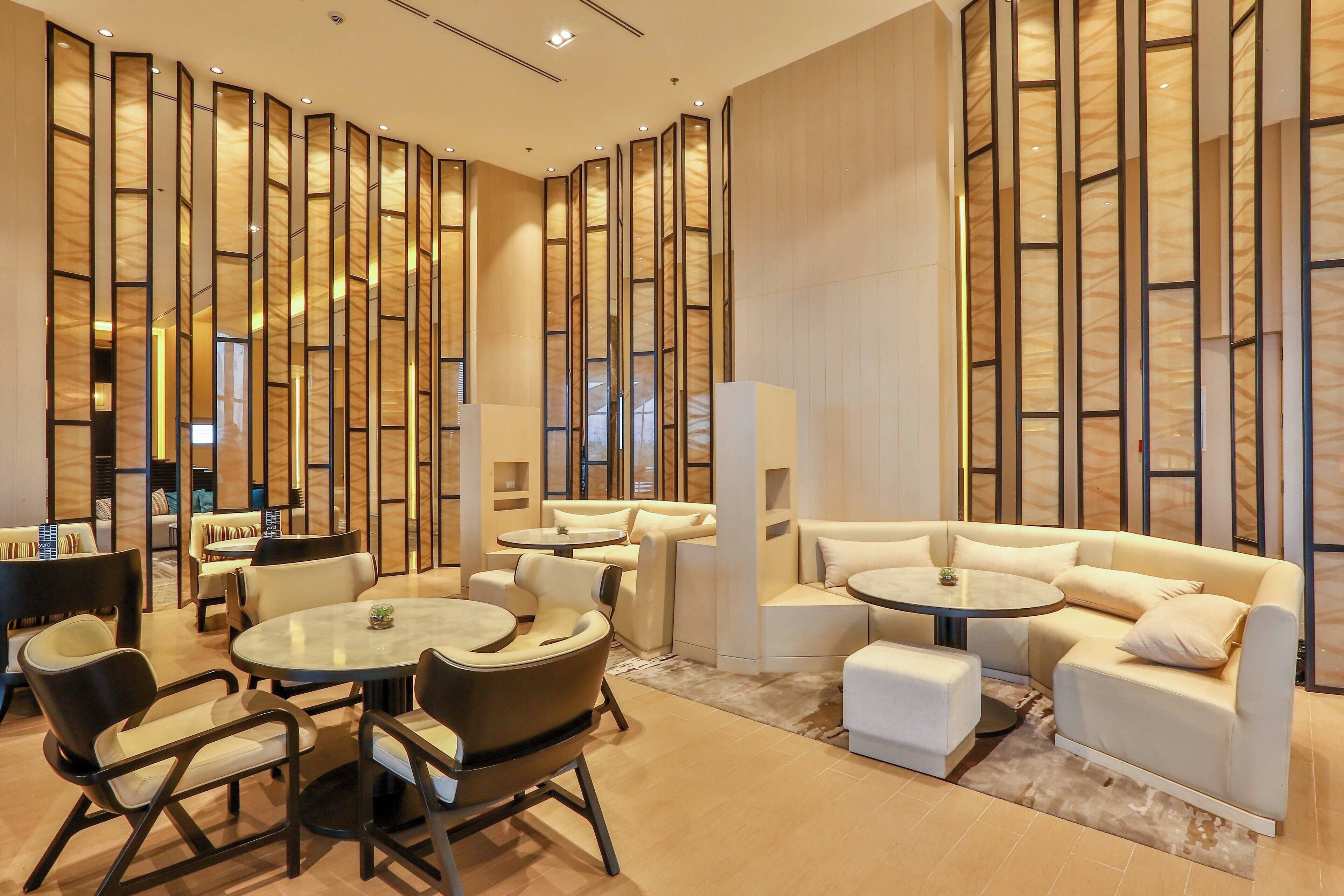 serves breakfast, lunch and dinner