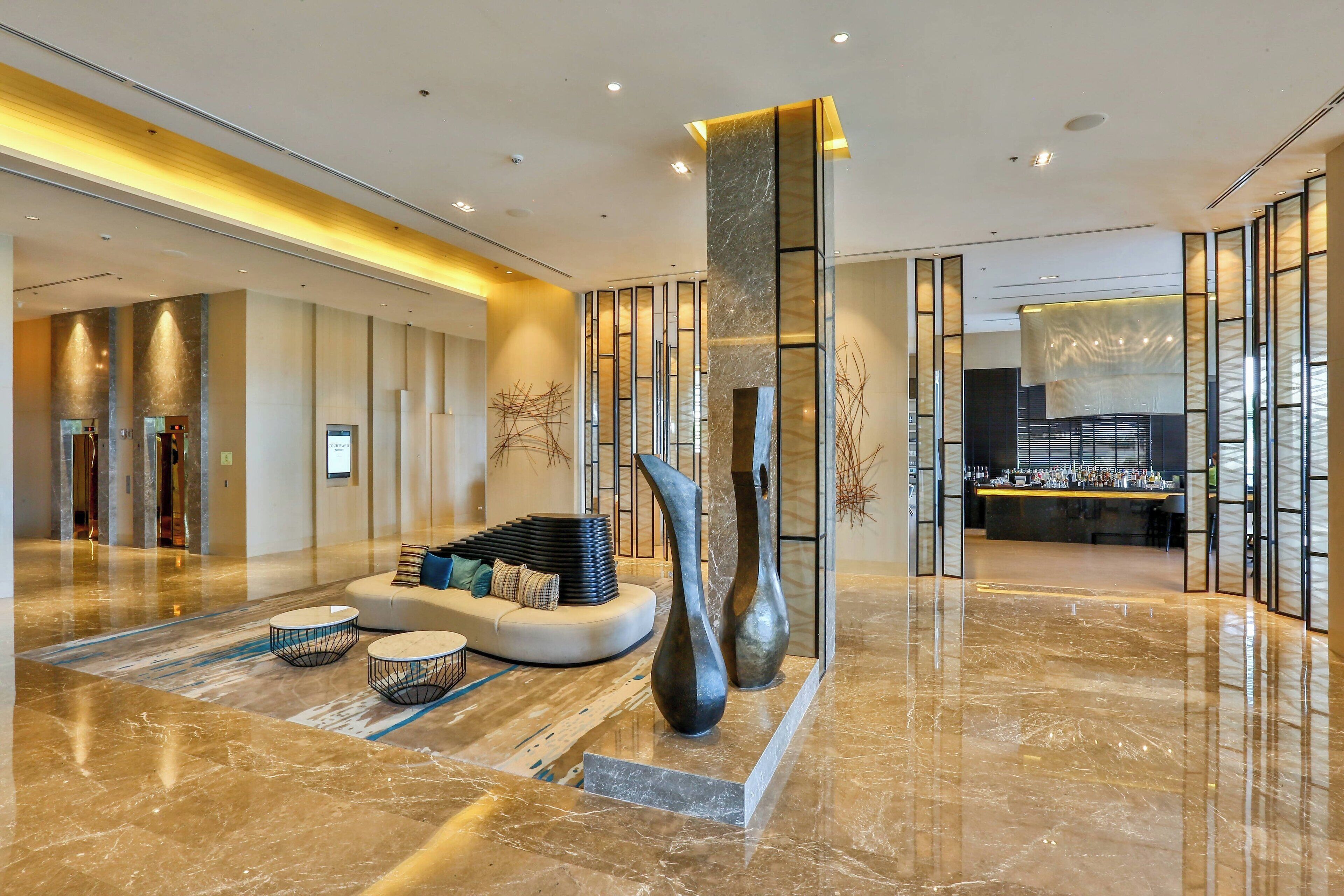 serves breakfast, lunch and dinner