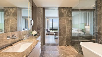 Junior Suite, 1 Bedroom, City View | Bilik Mandi | Pancuran mandi, kelengkapan dandanan diri berjenama, pengering rambut
