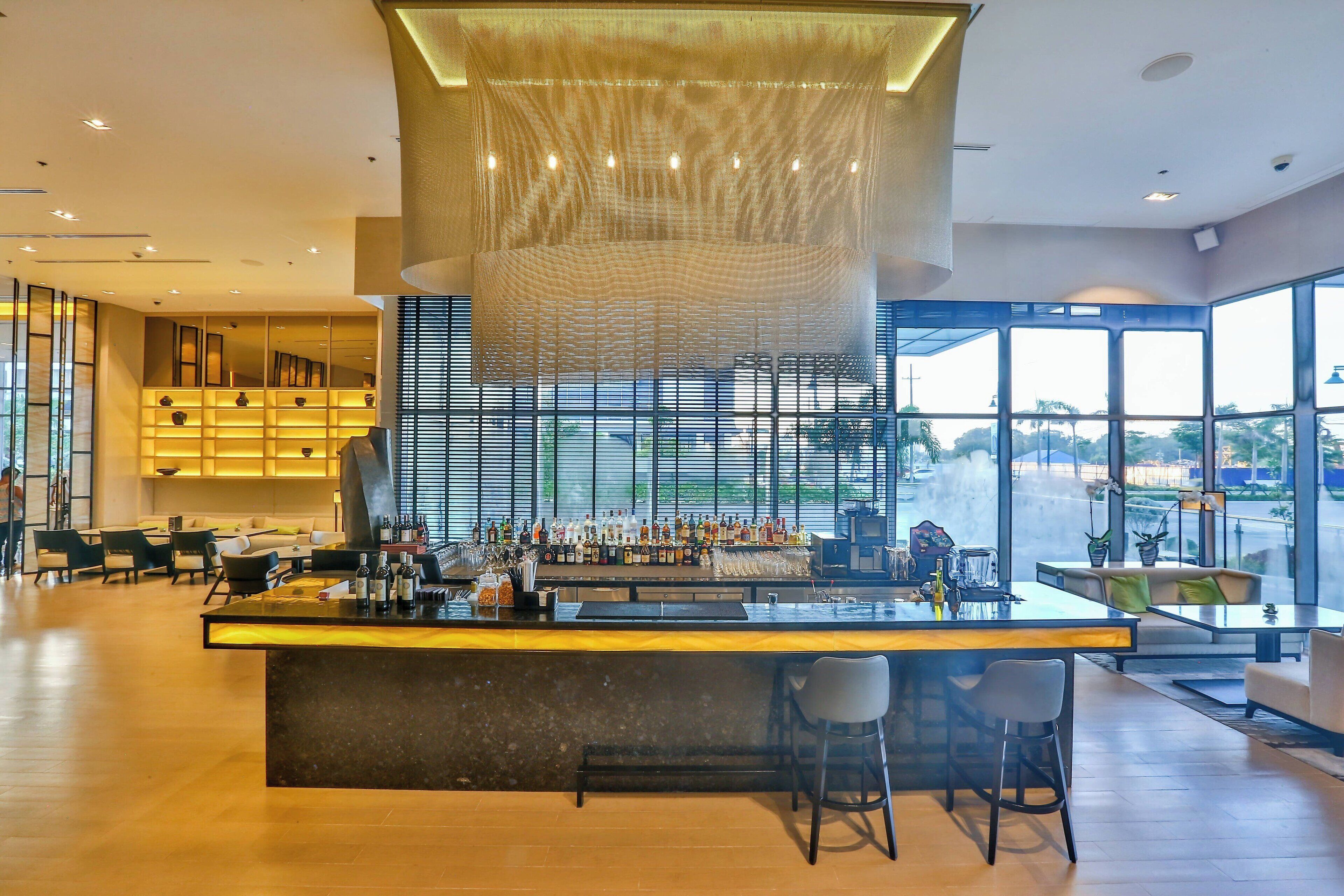 serves breakfast, lunch and dinner