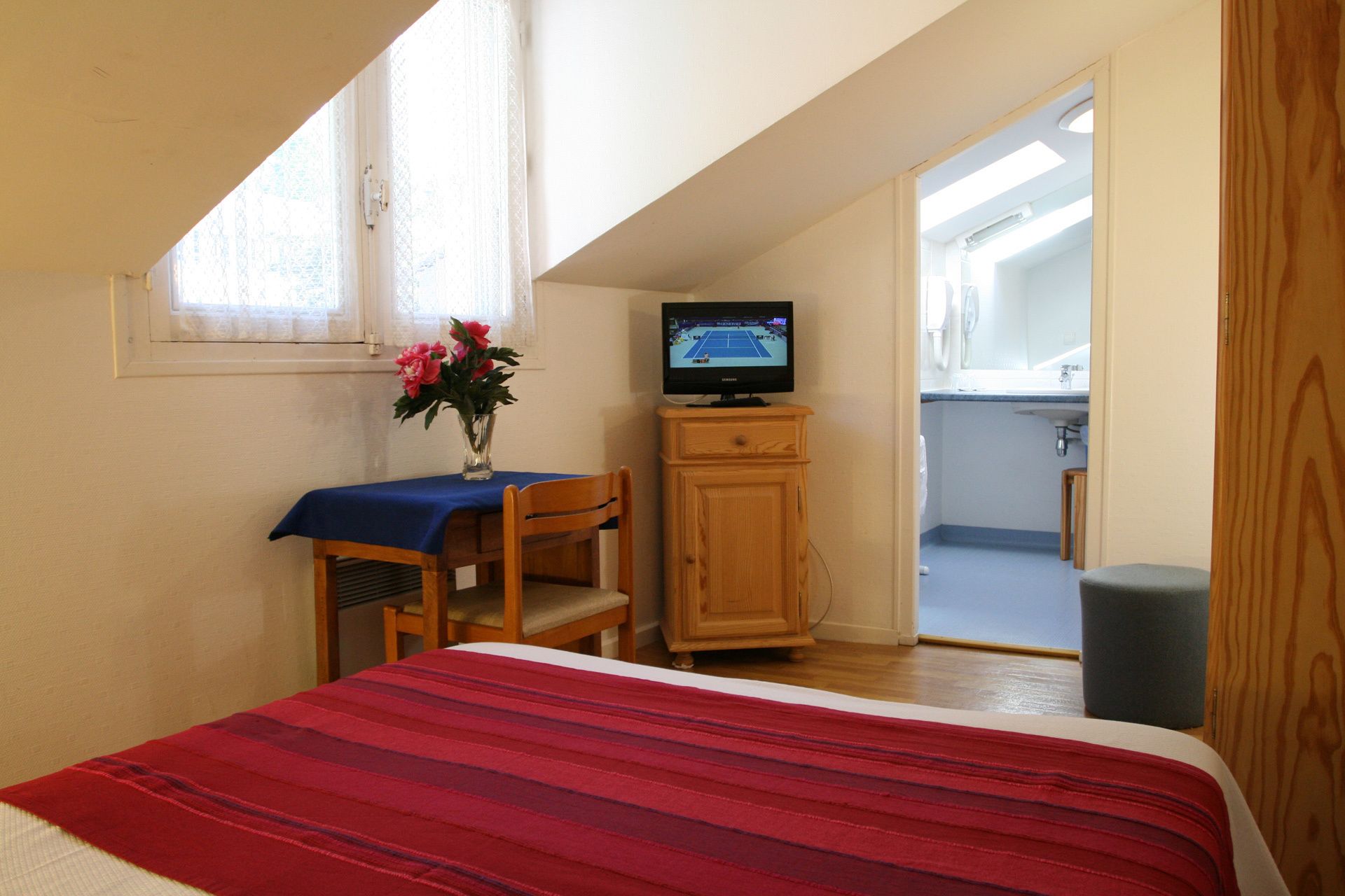 double room (mansardée) | 1 bedroom, individually decorated, individually furnished, desk