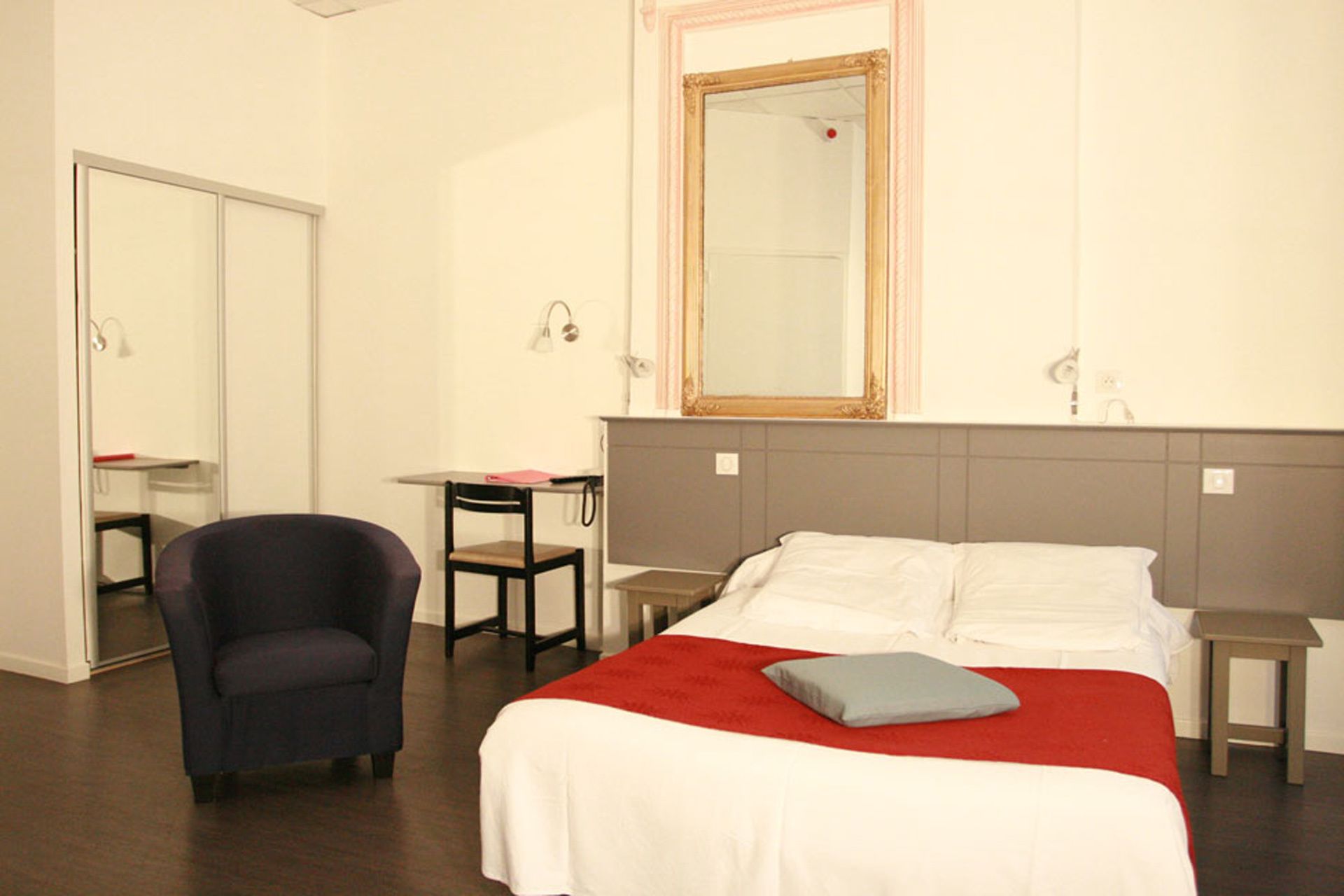 standard double room | 1 bedroom, individually decorated, individually furnished, desk