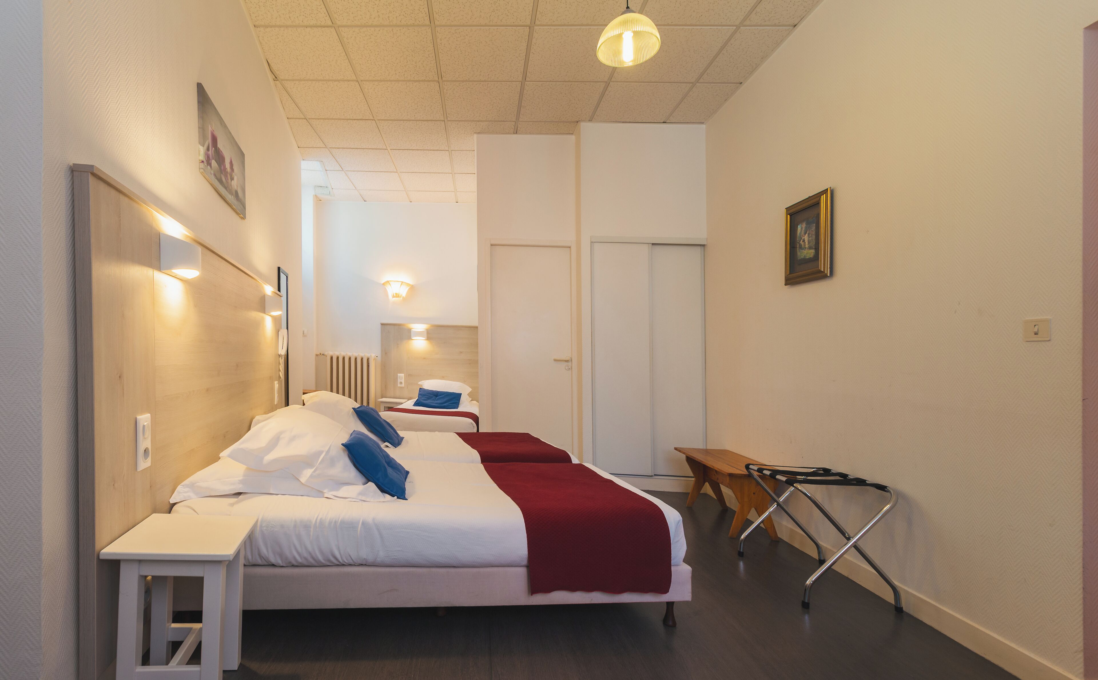 Dreibettzimmer | Individuell dekoriert, individuell eingerichtet, Schreibtisch