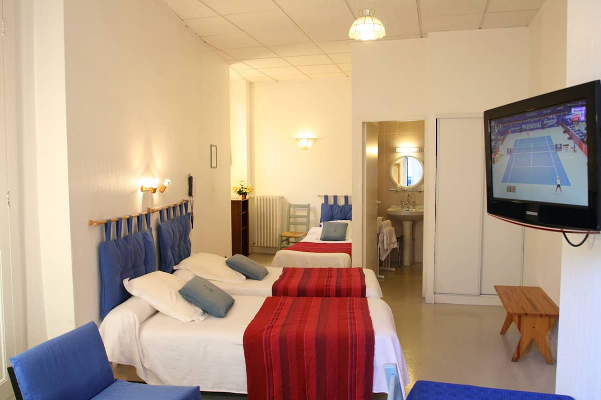 Triple Room | Individually decorated, individually furnished, desk, blackout drapes
